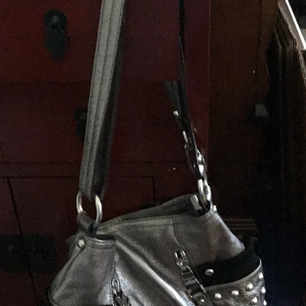 b.Makowsky Silver leather bag with pockets with silver studs
